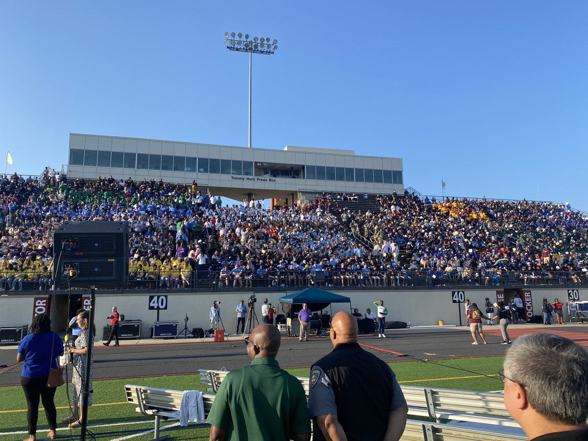 DurhamTechPrez's tweet photo. Great start to the day with ⁦@DurhamPublicSch⁩ at their convocation. ⁦@durhamtech⁩ is a proud partner with DPS. #DoGreatThings https://t.co/WD8PVJWp1y