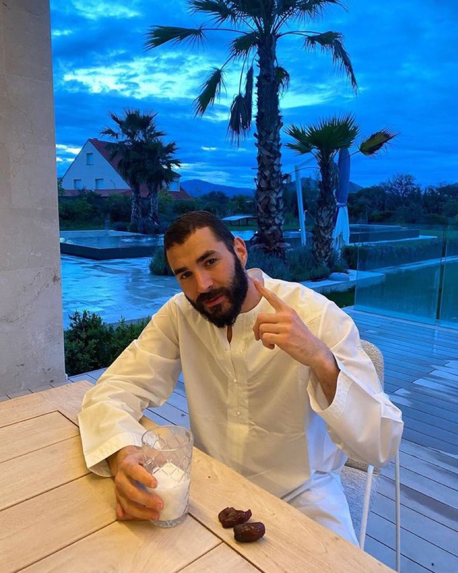 ChinwAlphaWann's tweet photo. Vide est le ventre pleines sont les cages #Ramadan #ftor ☄️⚔️🔥🏴 https://t.co/xDFFBoTgom