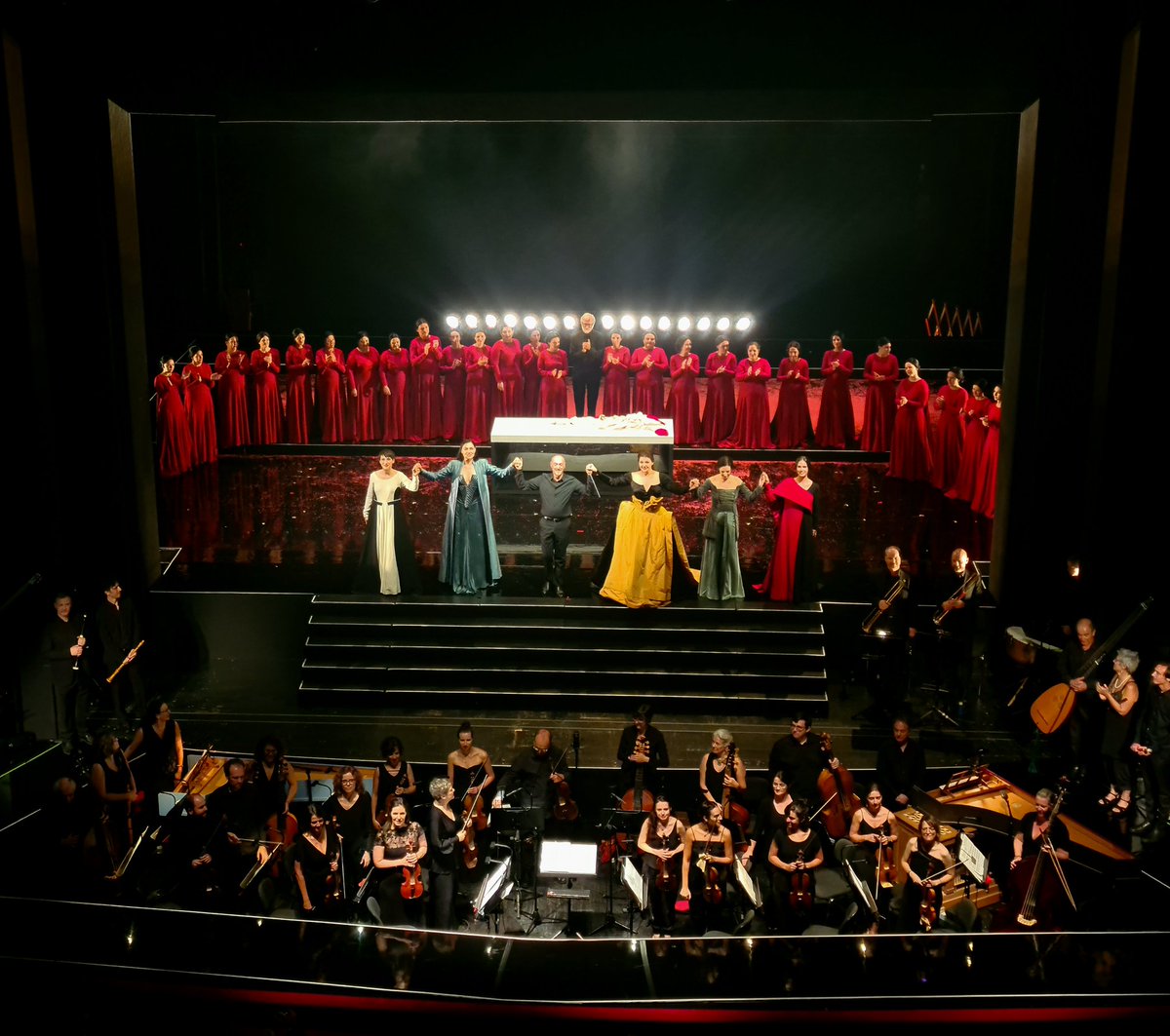 Opernjunkie's tweet photo. "Vivat in pace"
Großes Lob an das gesamte Sängerensemble, insbesondere an die gefühlvoll triumphierende #SophieRennert in der Titelpartie! #Premiere #CurtainCall #JudithaTriumphans #Vivaldi #InnsbruckerFestwochenDerAltenMusik #TirolerLandestheater https://t.co/Q0ulqCLeQa