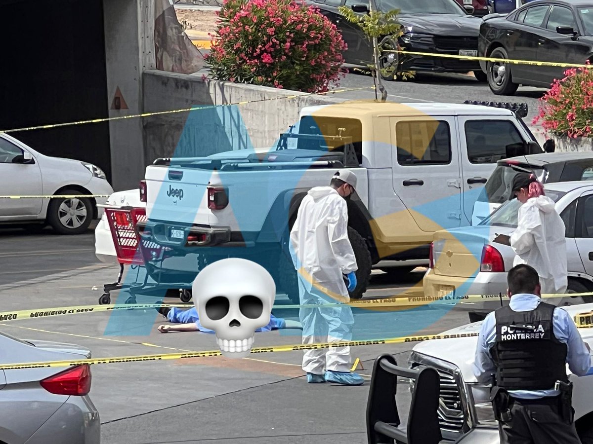 #AHORA | Asesinan a balazos a hombre frente su familia en estacionamiento de supermercado en #Monterrey ‼️💀

Frente a la mirada de su esposa e hijos un hombre fue asesinado a balazos en el estacionamiento de un supermercado en Monterrey. 

La ejecución ocurrió cerca de las 14:00