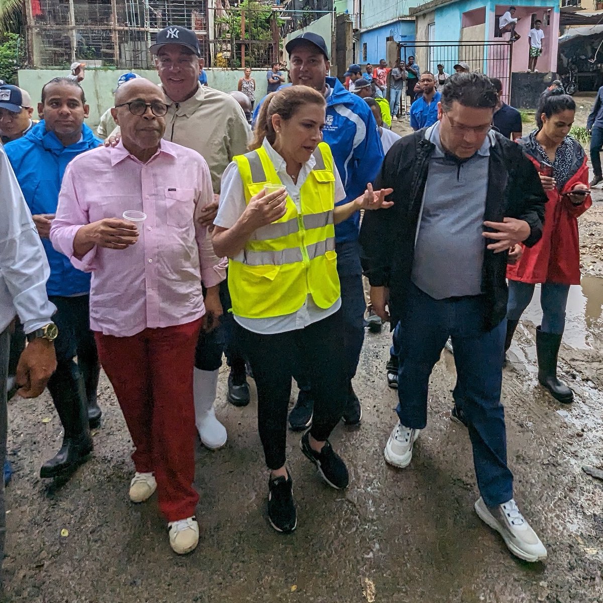 SanzLovaton's tweet photo. Apoyando los operativos de la @AlcaldiaDN por la #TormentaFranklin en los barrios  “Las Ochocientas” y “Los Girasoles 1” del Distrito Nacional. Desde el terreno, conociendo cuáles son las necesidades más urgentes por las cuales trabajar en los próximos días. Seguimos operando en equipo 🙏🏻
@CarolinaMejiaG 
@Pachecoalfredoo 
@AnibalDiputado