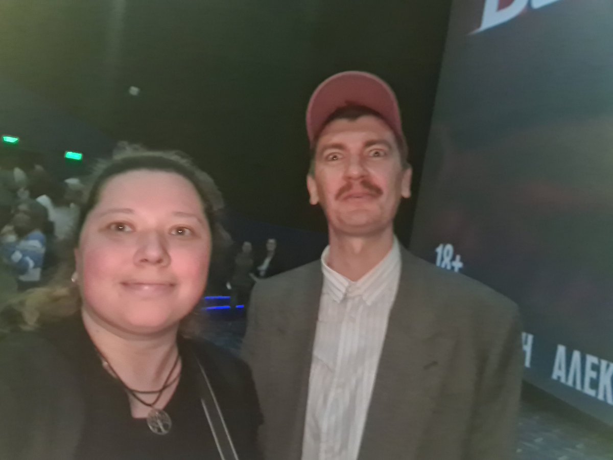 rs_tmr995's tweet photo. Премьера 20 выпуска ПЧК в кино

Подбегаю я к Гудкову, прошу сфоткаться. Он: хорошо, только тут темно.
Я нажимаю на камеру и ЭКРАН ЗАГОРАЕТСЯ БЛЯТЬ КАК МРАЗИНА ПОТОМУ ЧТО Я ЗАБЫЛА ОТКЛЮЧИТЬ ВСПЫШКУ А ПОСЛЕДНИЙ РАЗ ФОТКАЛАСЬ НОЧЬЮ С КОШКОЙ
...
Гудков: ну это было слишком светло... https://t.co/IDbKXKiuFv