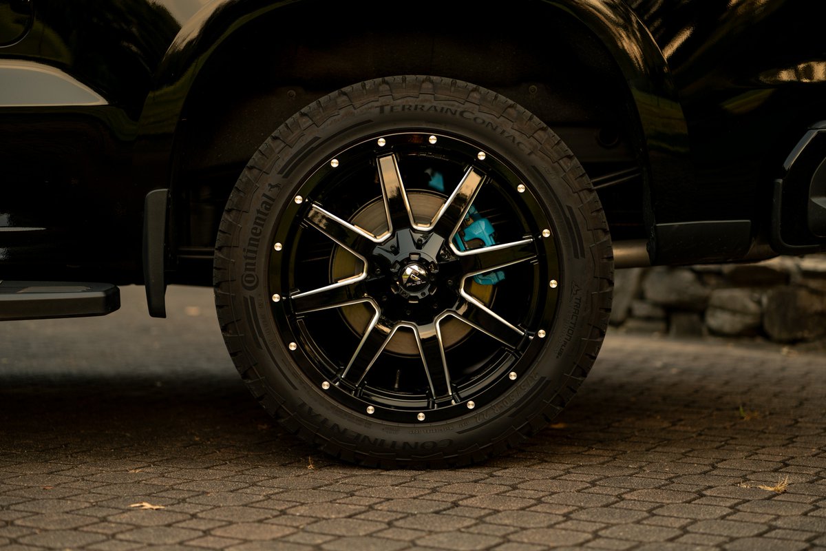 #WheelWednesday featuring @fueloffroad rims wrapped in @continentaltire's on the all-new Chevy Silverado High Country Richard Petty Signature Package 😤