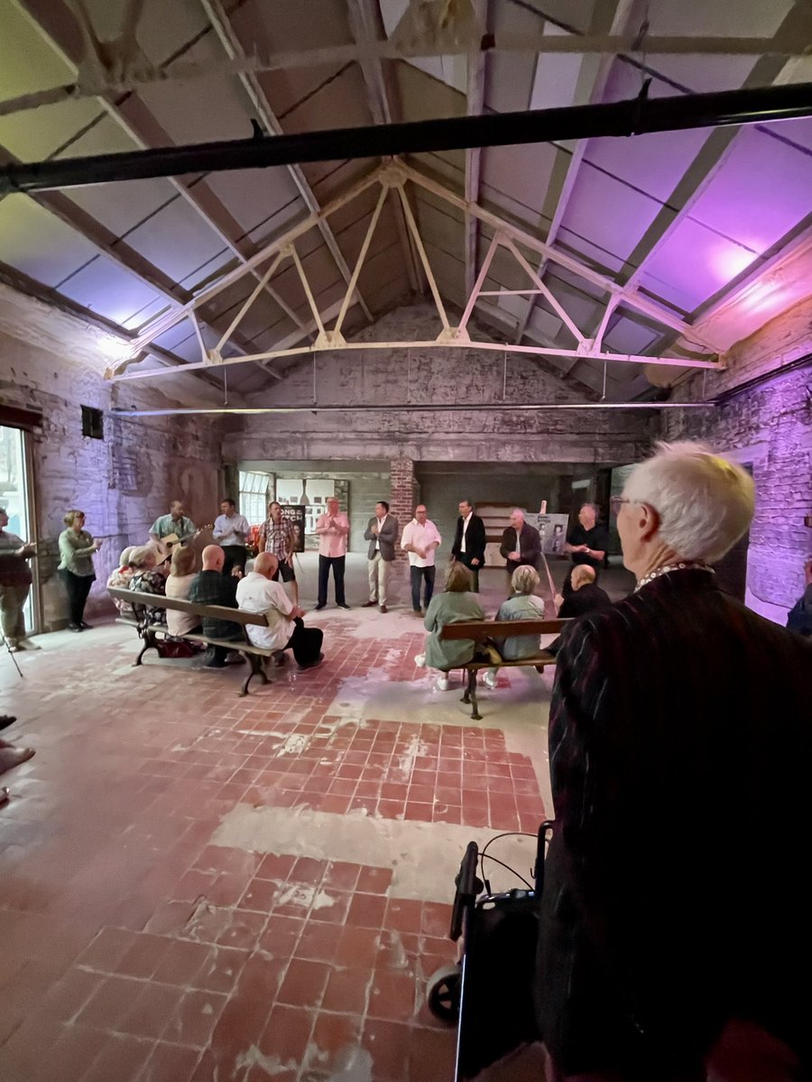 Fabulous evening with fabulous folk, discovering more about the next @claybodytheatre treat… Song of the Stych. Plus a song or two with <a href="/bach_cor/">Cor Bach</a> Tickets on sale now they are hot so get them whilst they are still available… claybodytheatre.com/productions/up…