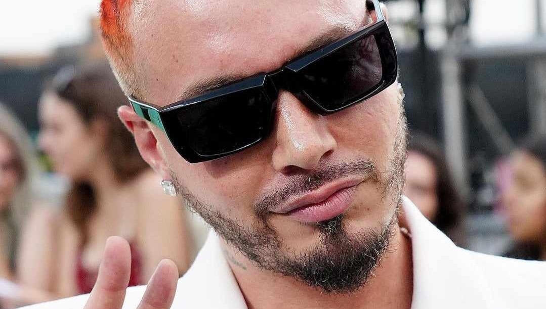 Telemundo's tweet photo. #JBalvin se convierte en Cupido y ayuda a un fan a proponer matrimonio 💘🔥 Vía @latinxnow (📸 @jbalvin) 👉https://t.co/tzPA4NNLz8

#Famosos https://t.co/0uKIfyWU9W