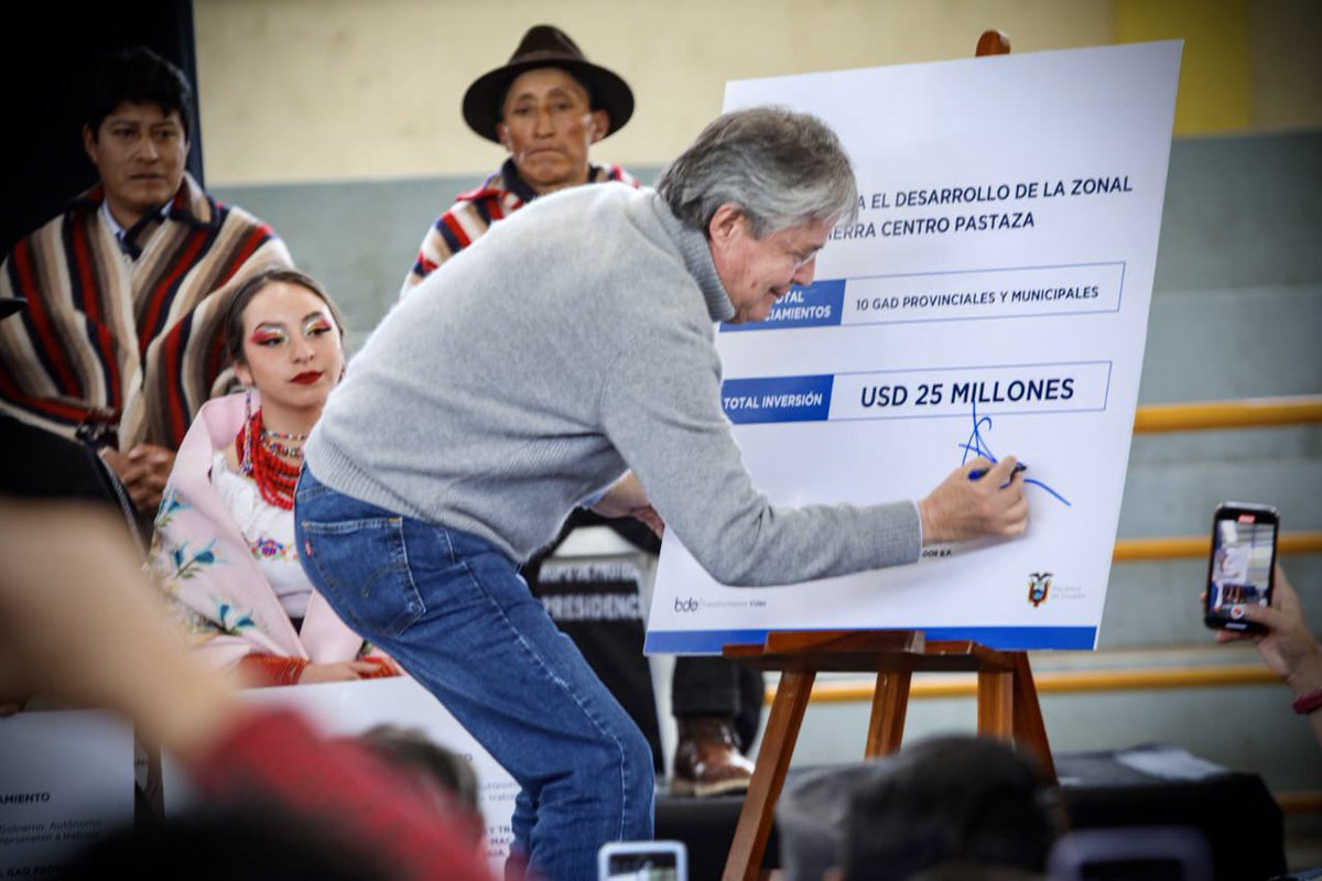 Queridos ecuatorianos: Esta mañana, en la parroquia Pilahuín, en Tungurahua, colocamos la primera piedra de la “Represa Chiquicahua”, un proyecto para el riego de más de 3.200 hectáreas y en beneficio de al menos a 627 mil habitantes. Tuvieron que pasar 40 años para que la…