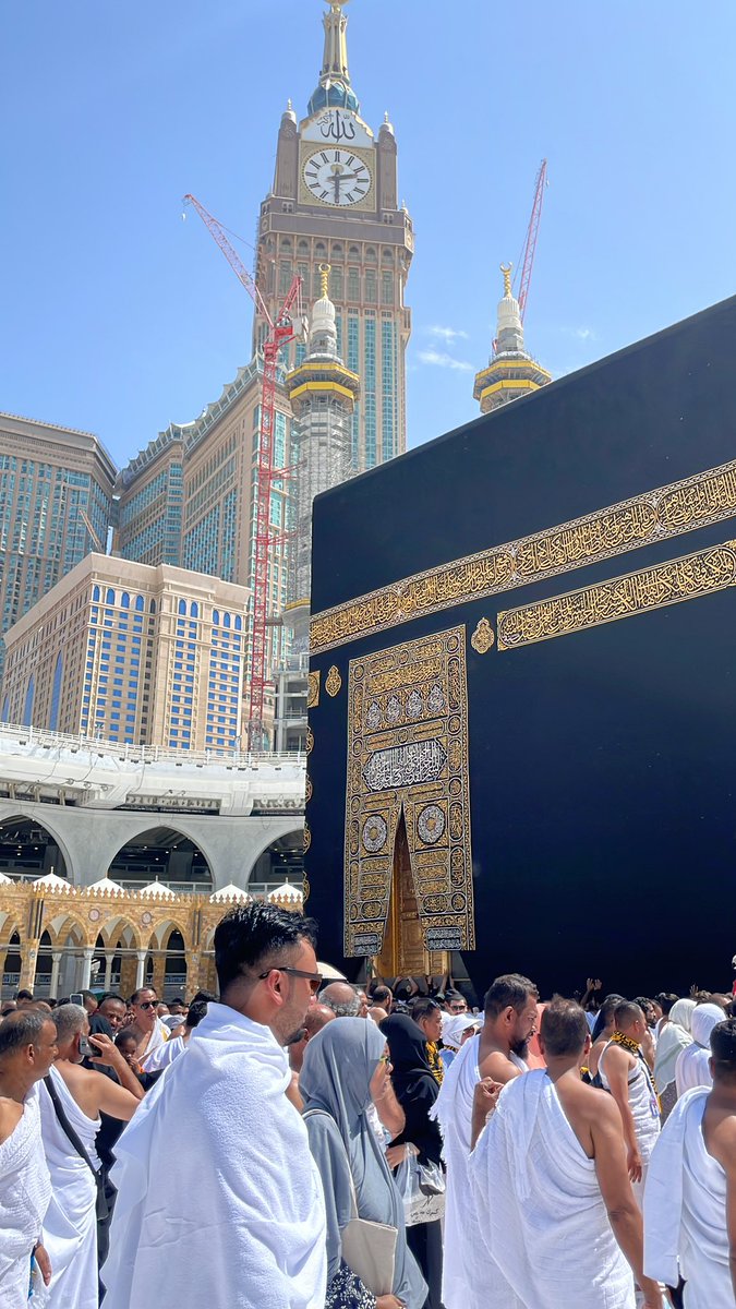 الشوقُ نحو رحابها متوقّدٌ وهاج
يا ليتنا ندنو لمكّة كُلما نحتاج 😭🤍🙏🏻.