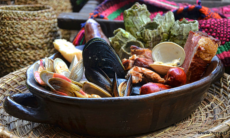 RadioUniverso's tweet photo. Atención fanáticos de la cocina: Este sábado se celebra el Día del #Curanto 🍲 una tradicional fiesta para viajar por los sabores para disfrutar de este sabroso plato originario del sur de Chile 🇨🇱 Los detalles los trae el cronista gastronómico Carlos Reyes #LaHoraDelTaco https://t.co/mJum0MinrD