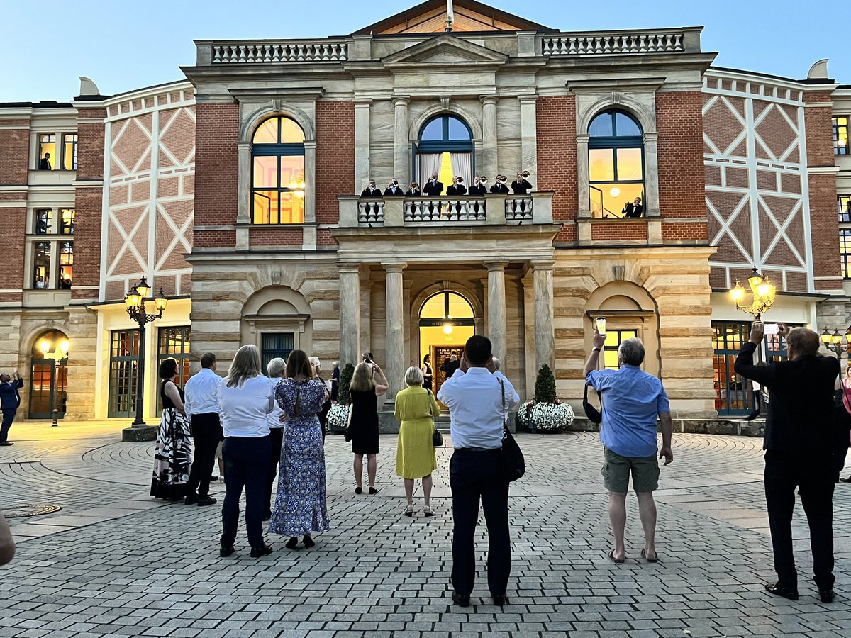 hadrianus2000's tweet image. Bir kıskandırma tweeti atıp hemen kaçıyorum @serhanbali #bayreutherfestspiele #parsifal