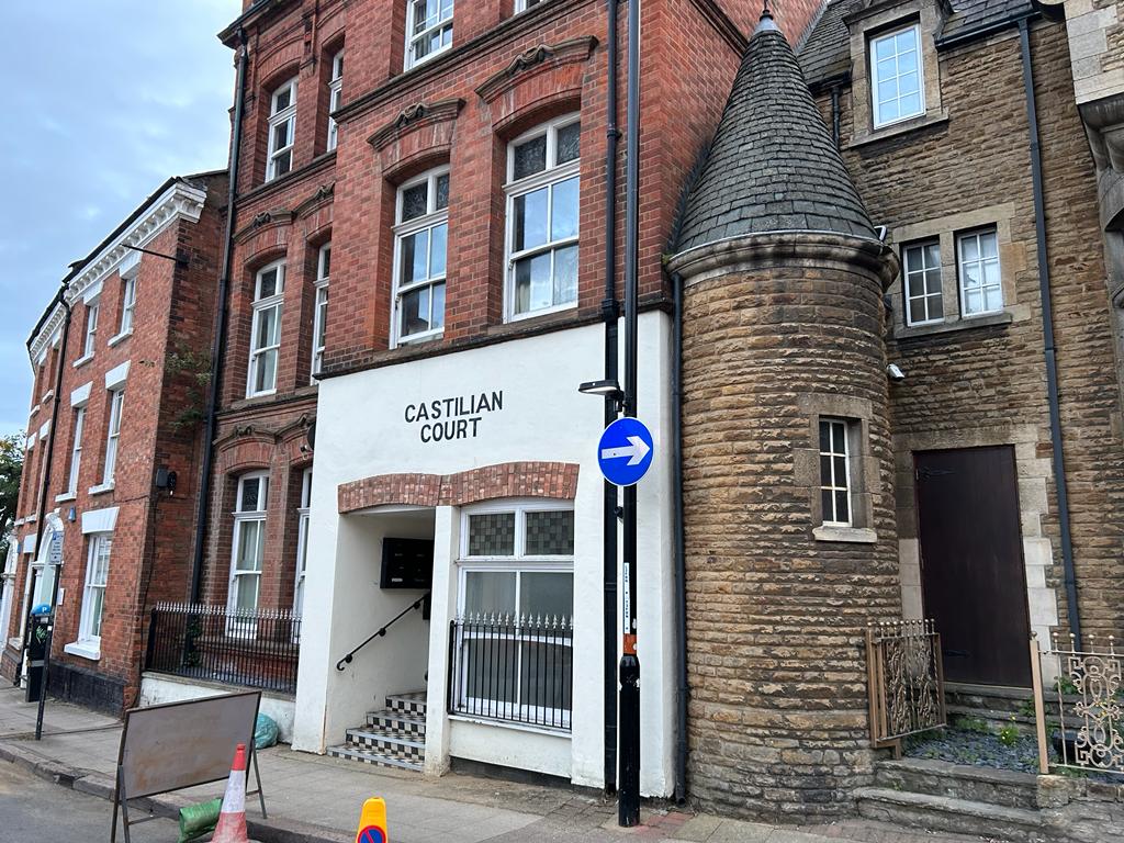Nada como pasear por la Castilian Road de Northampton y encontrarse con la Castilian Court.
Sin manchas, ni leones. Genuinente castellanas. Con toda su esencia, original al estilo inglés.
#castiliancourt #castilianroad