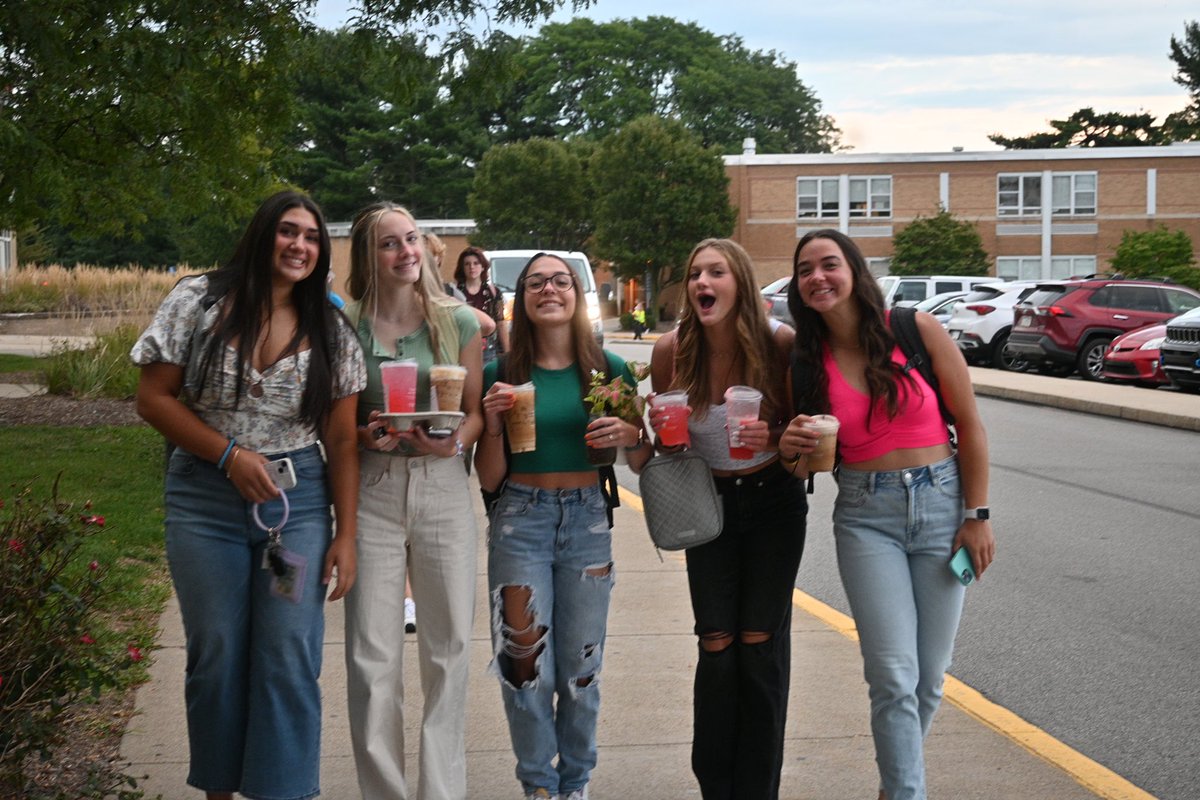 north_hills's tweet photo. Welcome back, North Hills! ❤️🤍 #nhfirstday #nhproud https://t.co/cwxgLtesoD