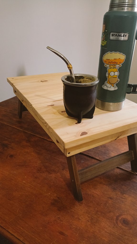 barrabalconcba's tweet photo. Esta mesa atril se las trae!! 
Puede ser una mesa desayunadora con patas plegables, mesa sin patas para darle altura a la compu o atril para poder leer en la cama mientras tomas unos mates! 😊🤗
Podes pedirla que te la hacemos del color que quieras! 
☎️ 351 3405060 https://t.co/gXvEWyQsxe