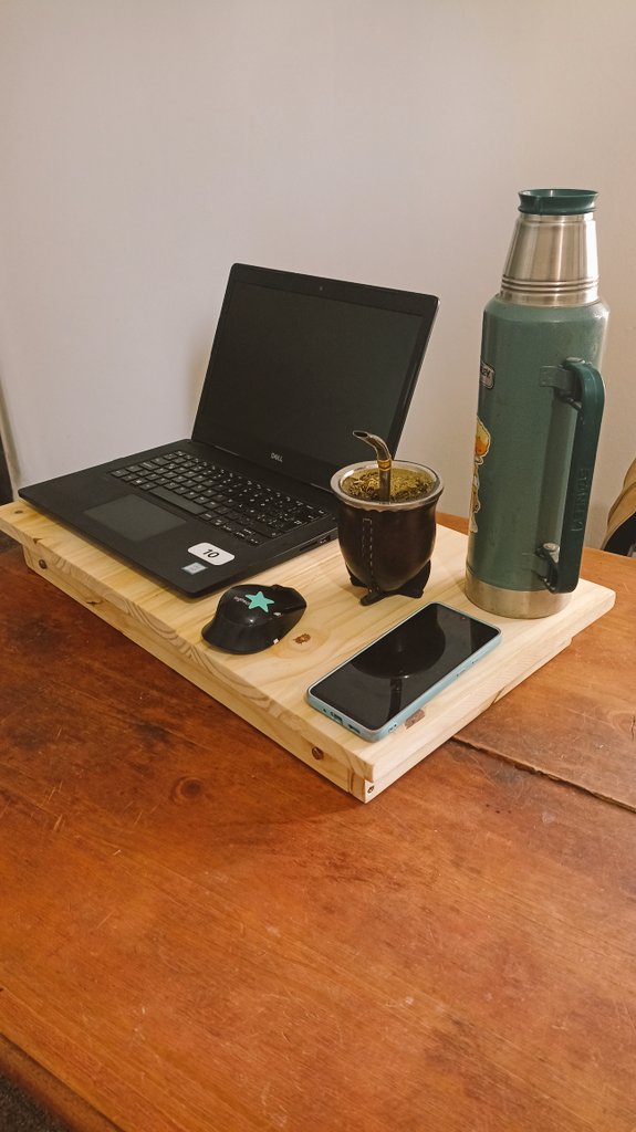 barrabalconcba's tweet photo. Esta mesa atril se las trae!! 
Puede ser una mesa desayunadora con patas plegables, mesa sin patas para darle altura a la compu o atril para poder leer en la cama mientras tomas unos mates! 😊🤗
Podes pedirla que te la hacemos del color que quieras! 
☎️ 351 3405060 https://t.co/gXvEWyQsxe
