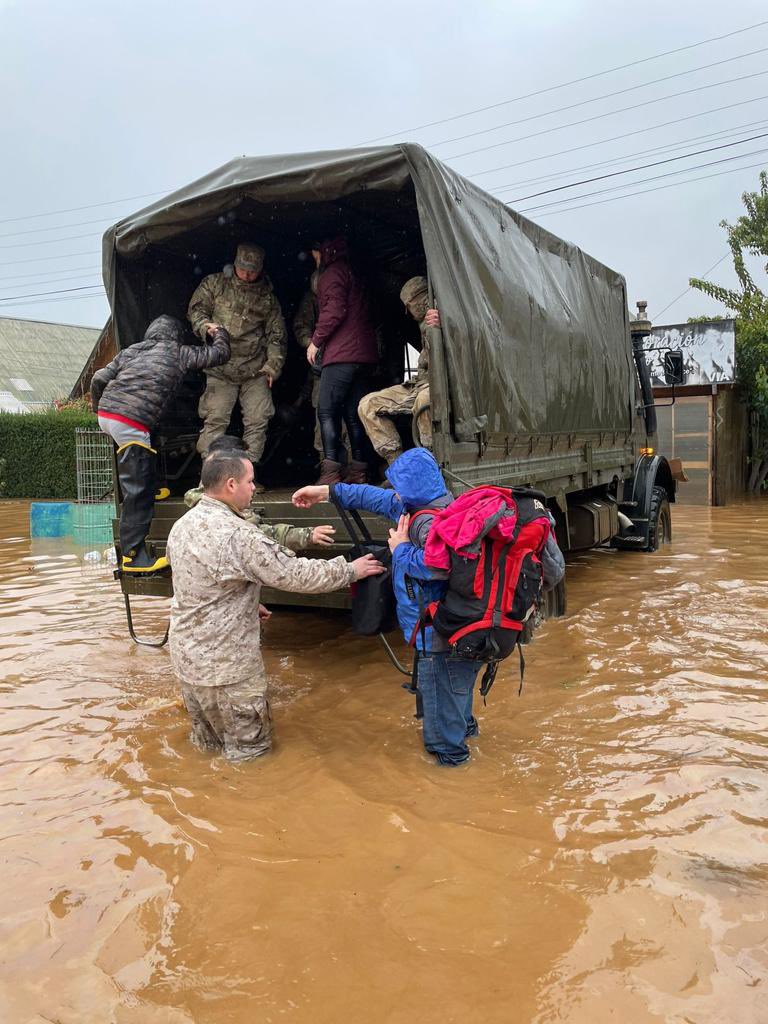 Ejercito_Chile's tweet photo. En #Curepto, integrantes del Ejército de Chile colaboraron en la evacuación de 50 personas de las localidades de Calpún, Paraguay y El Rodeo, quienes fueron afectados por el #SistemaFrontal que azota a la zona. #RegiónDelMaule #EjércitoEnAcción #EjércitoTeCuida https://t.co/gbByqQWGN5