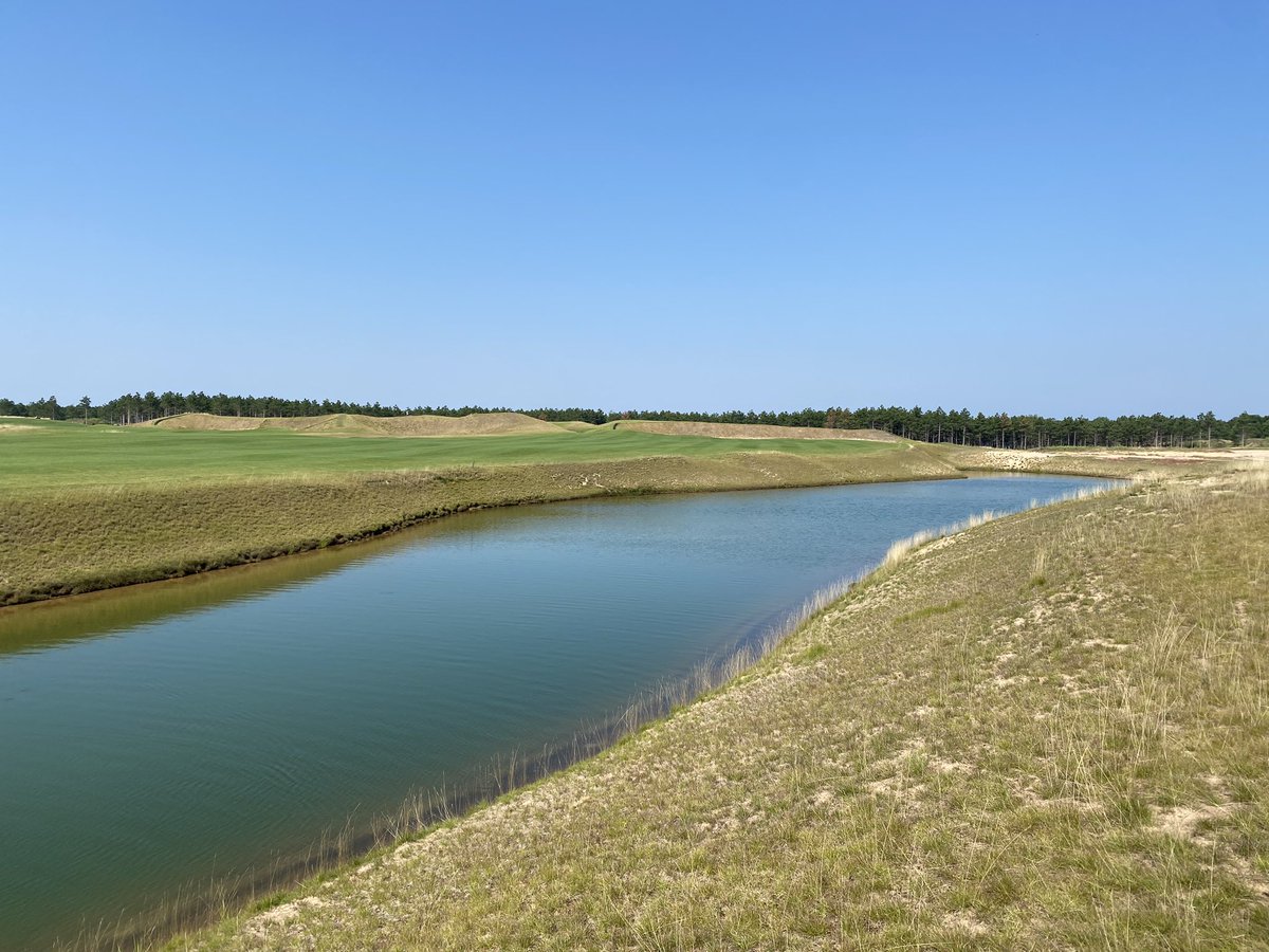 The fairways have huge ridges and mounding, with deep bunkering and the most dramatic cross hazards I’ve ever seen. There is nothing subtle here. 2/7 #TheLido