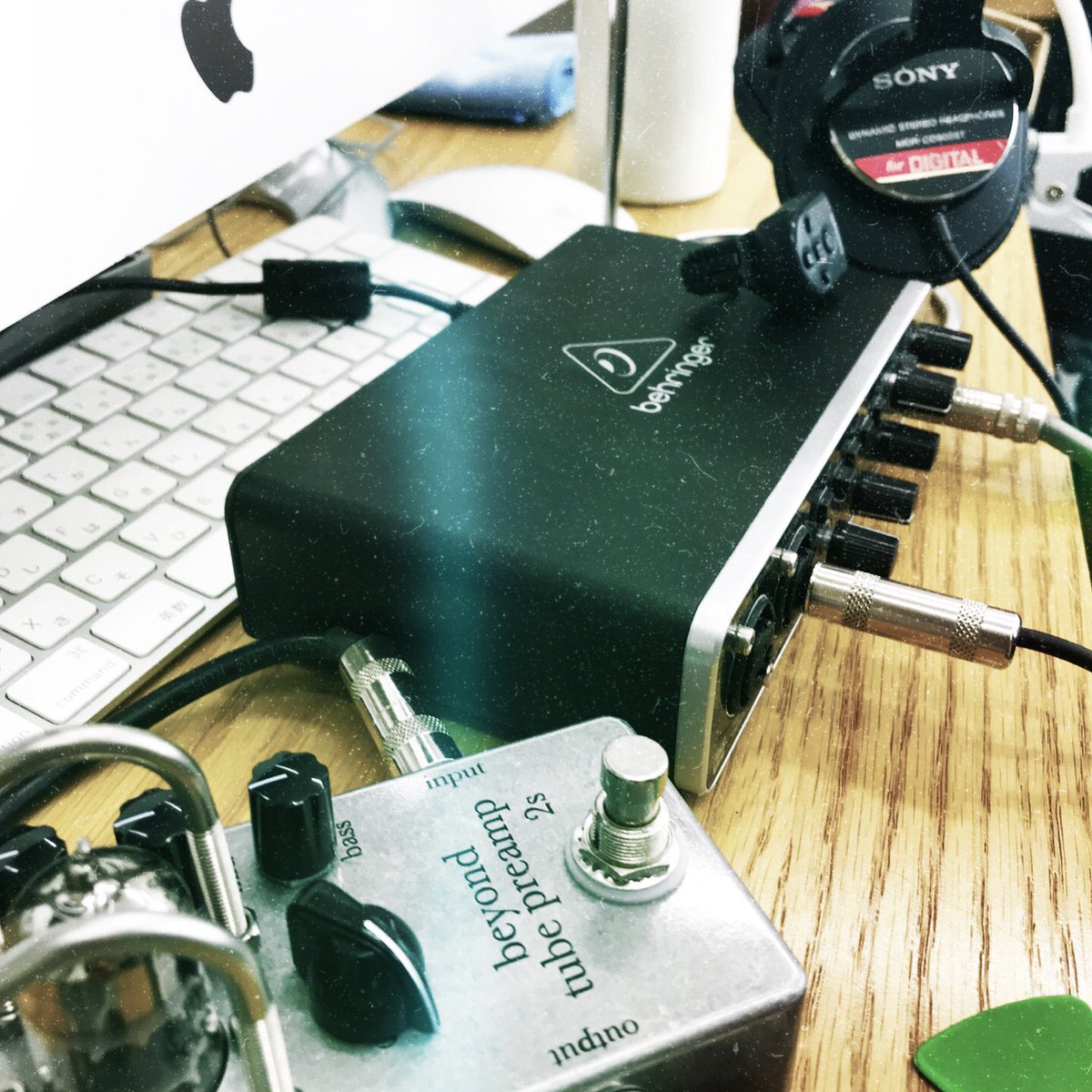ThingsInc1's tweet photo. なぜCubaceがトレンドなのか分からないのですが、beyondのtube preamp 2Sは、DAWともとても相性が良いです。
繋ぐだけで、アナログっぽさや真空管らしさを簡単にプラスできるので、デジタル上での音作り時間を短縮できます。
DTMの音作りで悩まれてる方は是非試して欲しいです。

#Cubace https://t.co/tgvFa2XFKN