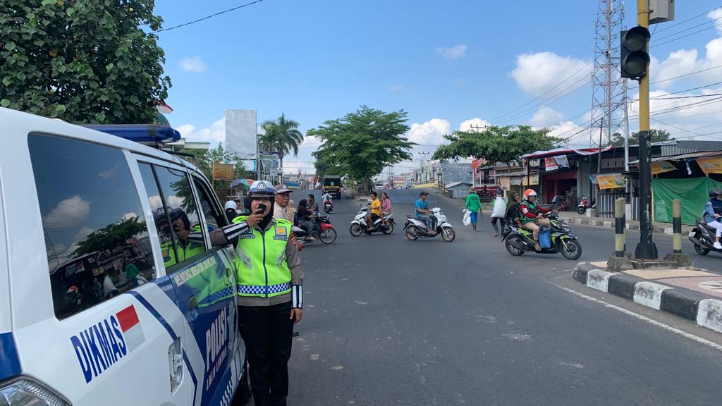 RTMCPoldaNTB's tweet photo. Subdit Kamsel Ditlantas Polda NTB melaksanakan kegiatan Penling (Penerangan Keliling), Kamis (24/8) di Jl By Pass BIL 2 dan Jalan Pasar Pagesangan Mataram. Masyarakat dan para pengendara diimbau untuk selalu menaati aturan berlalu lintas.

#ditlantaspoldantb https://t.co/WvzV8kMiY8