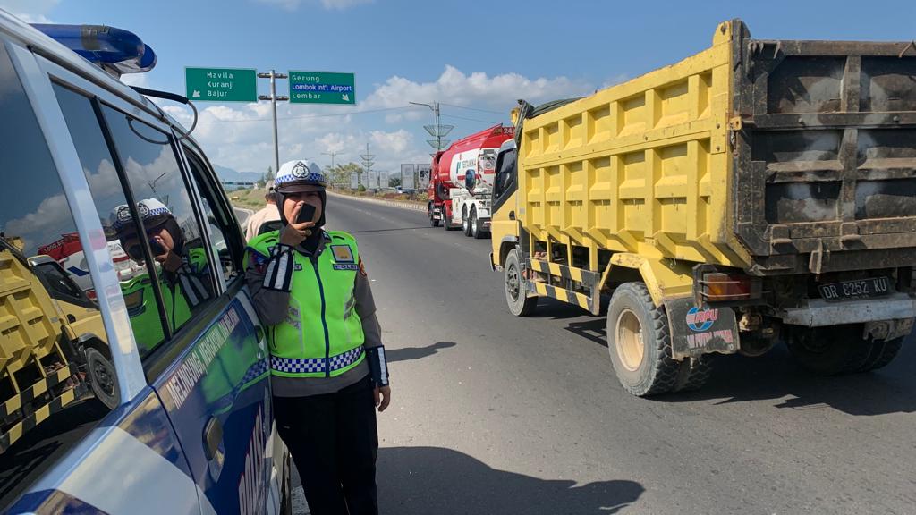Subdit Kamsel Ditlantas Polda NTB melaksanakan kegiatan Penling (Penerangan Keliling), Kamis (24/8) di Jl By Pass BIL 2 dan Jalan Pasar Pagesangan Mataram. Masyarakat dan para pengendara diimbau untuk selalu menaati aturan berlalu lintas.

#ditlantaspoldantb