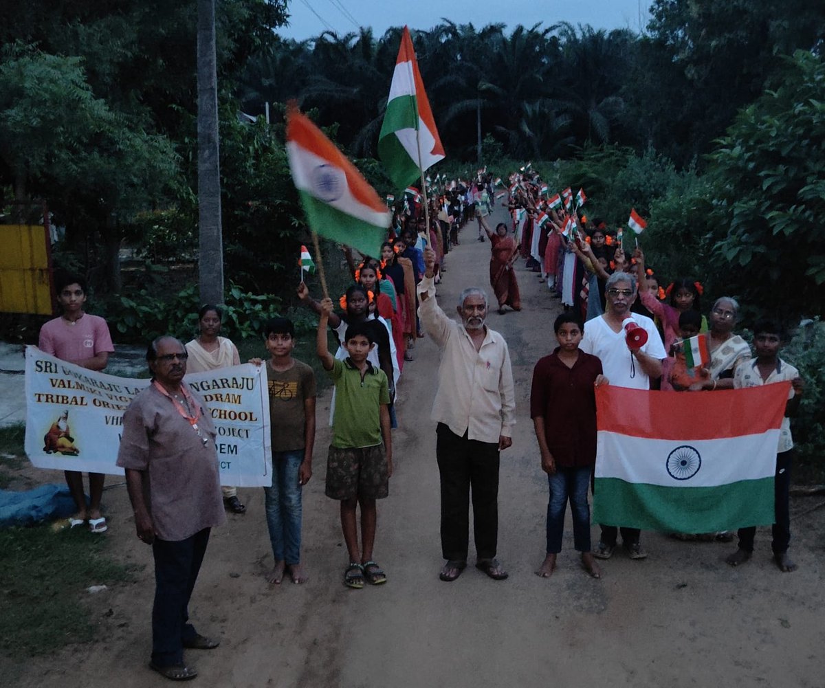 SewaVHP's tweet photo. Viswa Hindu Parishad Seva Prakalpa Valmiki Vijnana Kendram Tribal School Students Vijaya Yatra for #Chandrayan3 Vijayam. https://t.co/uJR9zJc2RV