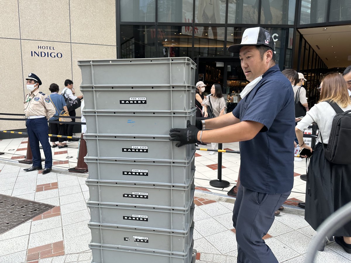 sumulovec's tweet photo. シティベーカリーと猿田彦珈琲が並んでます。パンも運び込まれていて、ちょっとワクワク！　#道玄坂通 https://t.co/0YkYFCFxyC