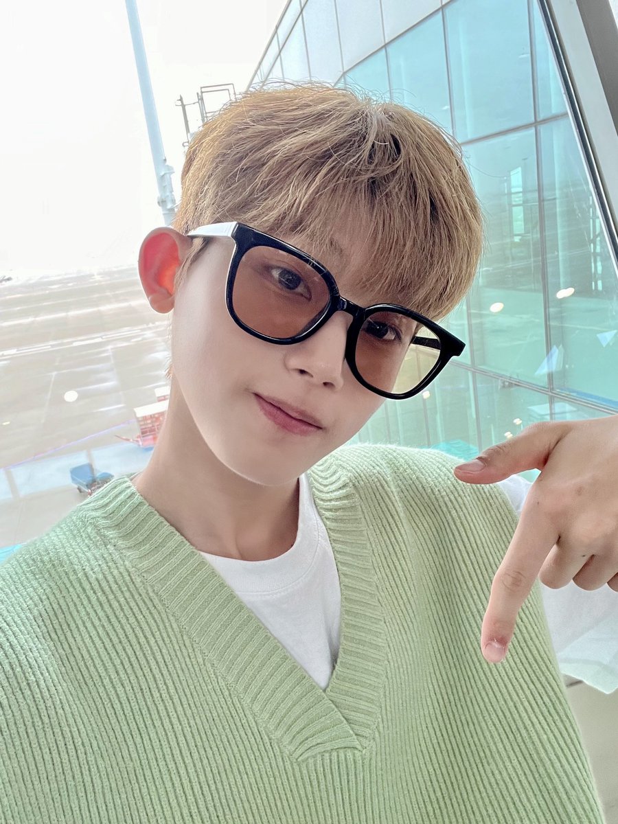 thewind_twt's tweet photo. [#최한빈] 안녕하세요 한빈이에요!!
오늘은 태국가는 날인데요! 너무너무 기대되고 떨리는것 같아요!!ㅎㅎ
저희 열심히 준비했으니깐 재미있게 봐주시면 좋겠어요!!
같이 재미있게 놀아봐요!! https://t.co/YzZooXrZM1