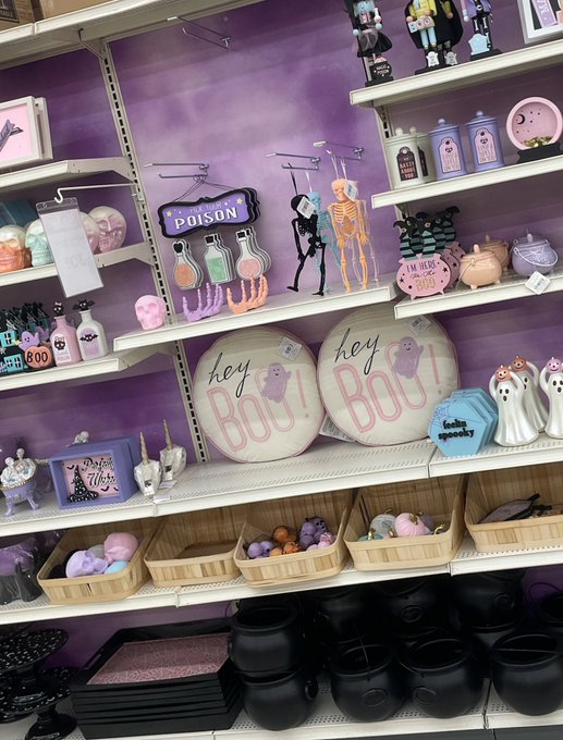 Is this Halloween or Easter people?!?🤨 https://t.co/EFkWVGHGDy<a href="/tag/spookymonth"class="tags"><span>#spookymonth</span></a>