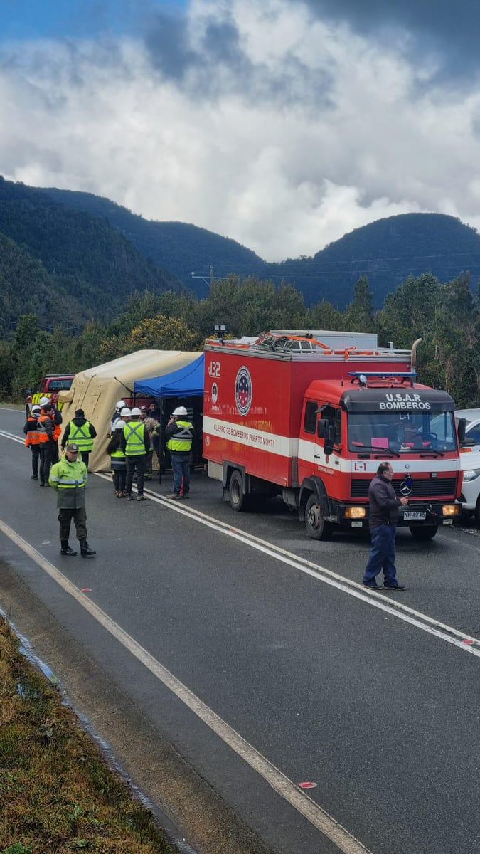 ComandanteCBPM's tweet photo. El día hoy estuvimos analizando en terreno junto a nuestro Grupo USAR, SENAPRED, Vialidad, Sernageomin, Municipalidad, Carabineros, UAV Chile y Bomberos de Carretera Austral, la remoción de masa que el día de ayer se produjo en el km 42 de la Ruta 7. #PuertoMontt https://t.co/MhOiPW8wW4