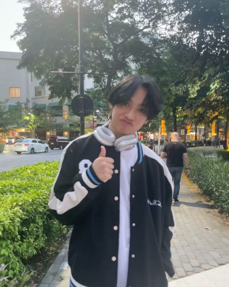 hi, JB ! looking for interactive #moots  

✧ he/him, filo  
✧ not new to #stantwt, #kpoptwt, #studytwt
✧ looking for filozen and filocarat moots  
✧ any fandom is welcome   

♡ / ↻ are highly appreciated !