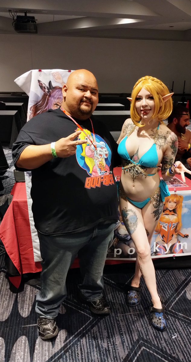 mexicanbuddha87's tweet photo. It was awesome meeting @spookymoogs during the cosplay market at @ColossalCon. Happy to get a pic with her Swimsuit Zelda🙂 #colossalcontexas #colossalcontexas2023 #swimsuitcosplay #legendofzelda #ゼルダの伝説 #zelda #ゼルダ #princesszelda #zeldacosplay #ゼルダ姫 #cosplay https://t.co/nBeb1Jo9SW