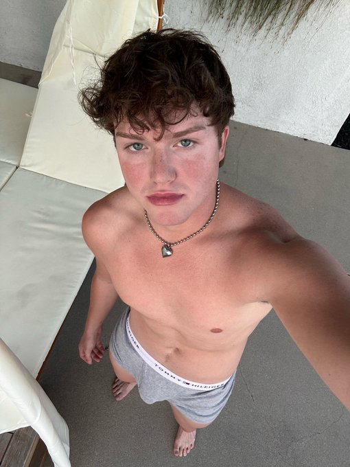 I want a kiss pls https://t.co/X6jvJfnMzK