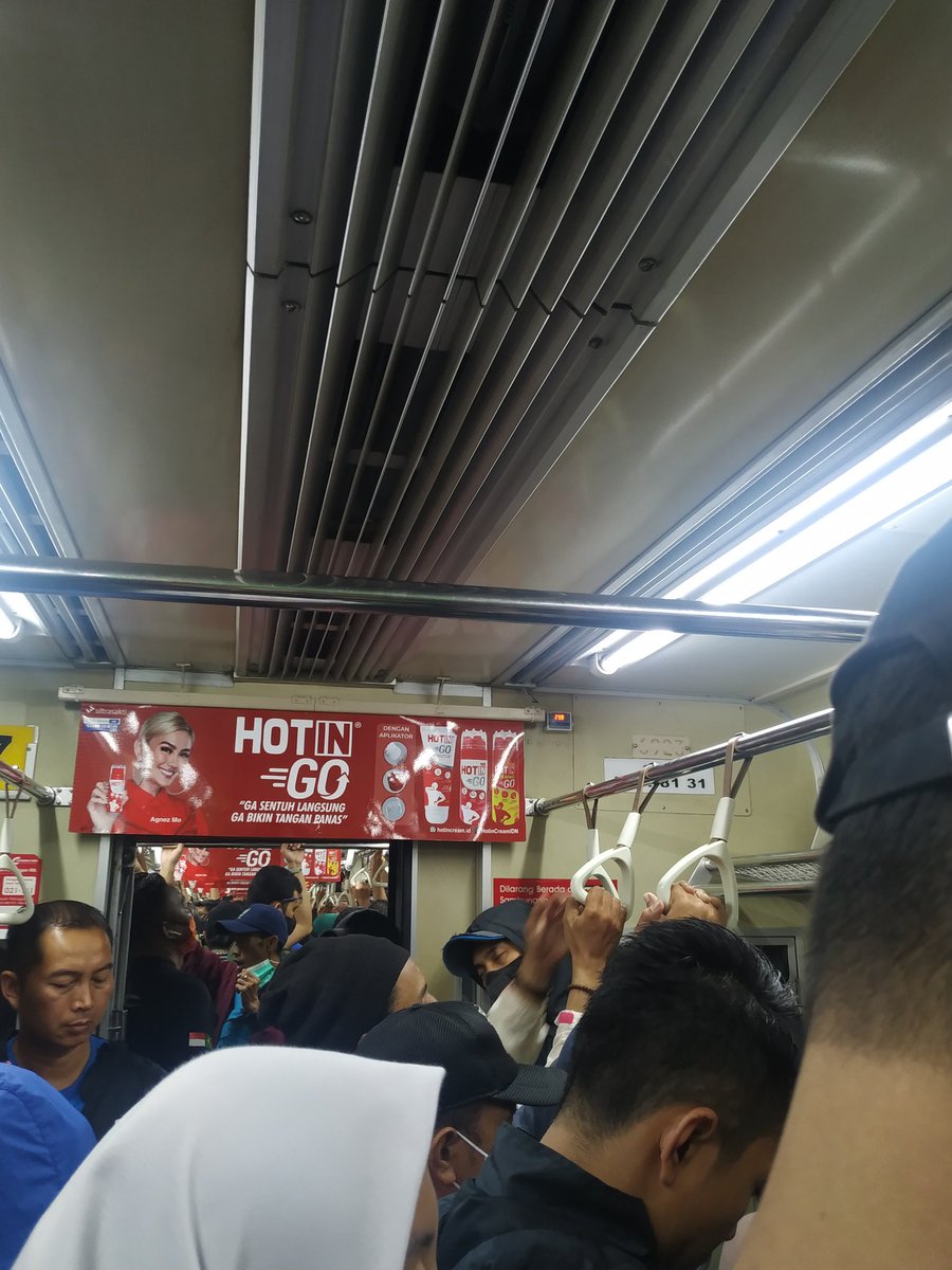 Dieordi's tweet photo. ini kereta gerah bgt panas , tlong lebih wear lagi sama penumpang yg naik @CommuterLine https://t.co/aQbuRQOYZT
