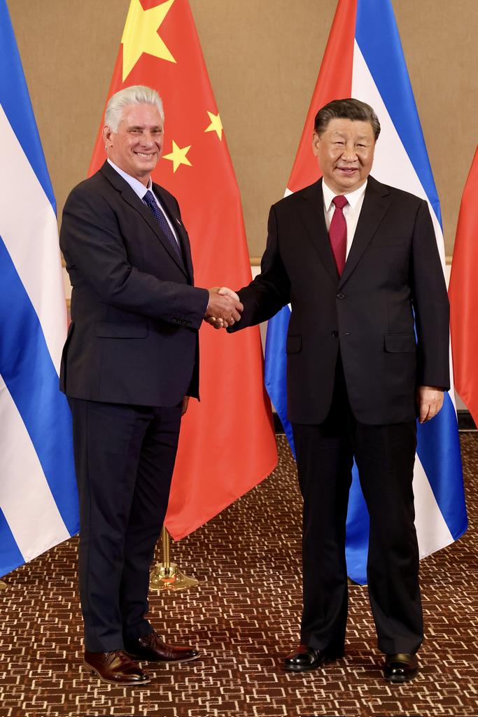 DiazCanelB's tweet photo. En el contexto de la XV Cumbre de los #BRICS, me reuní con el presidente de la República Popular China, Xi Jinping. 

Ratificamos la voluntad de implementar los importantes consensos adoptados durante nuestra visita a Beijing en 2022 para beneficio de ambos pueblos. https://t.co/iODRx7WIme