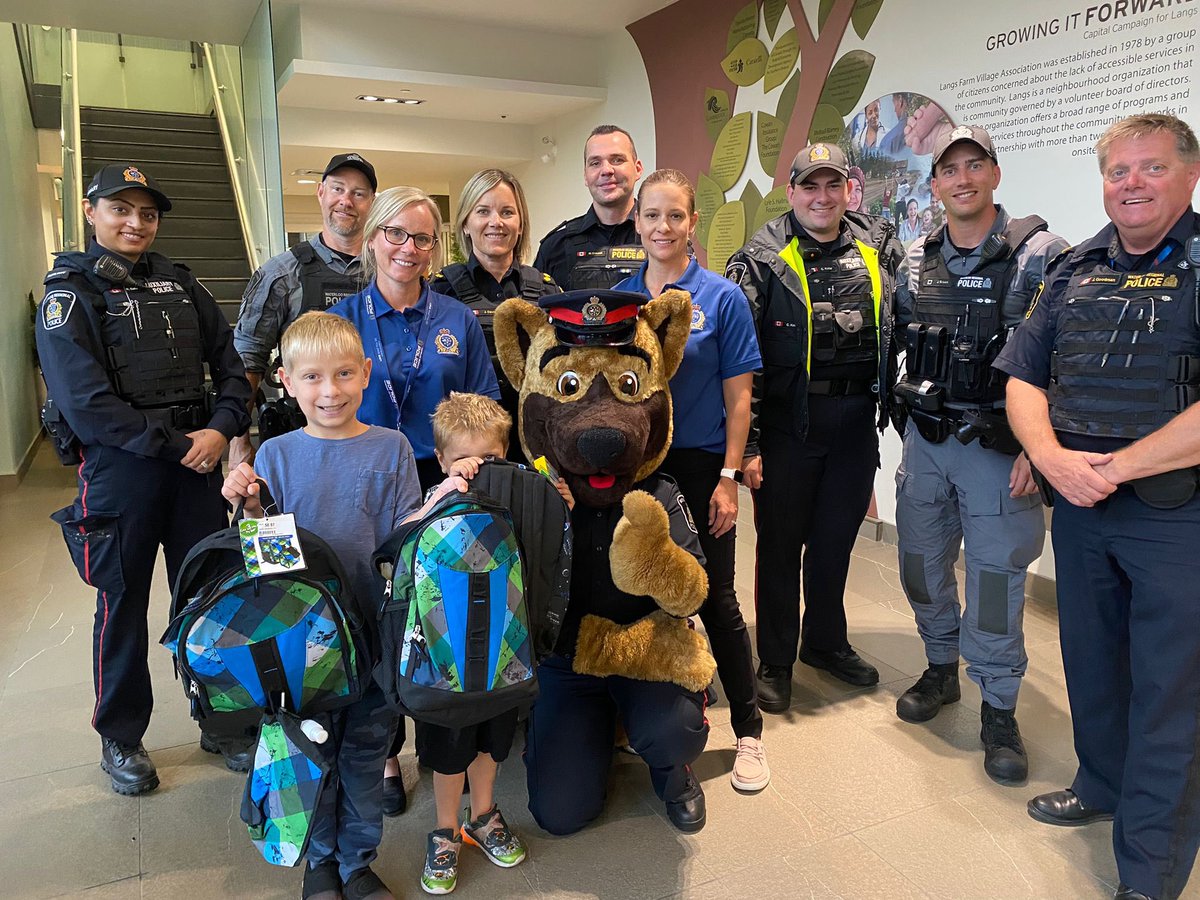 CherriGreeno's tweet image. Had the BEST time today with the BEST @WRPSToday team as we handed out donations from our #BackpackChallenge 🎒

Many smiles, hugs, and giggles were shared by little ones who - because of the generosity of @RegionWaterloo residents - are now ready for school.
#PeopleHelpingPeople
