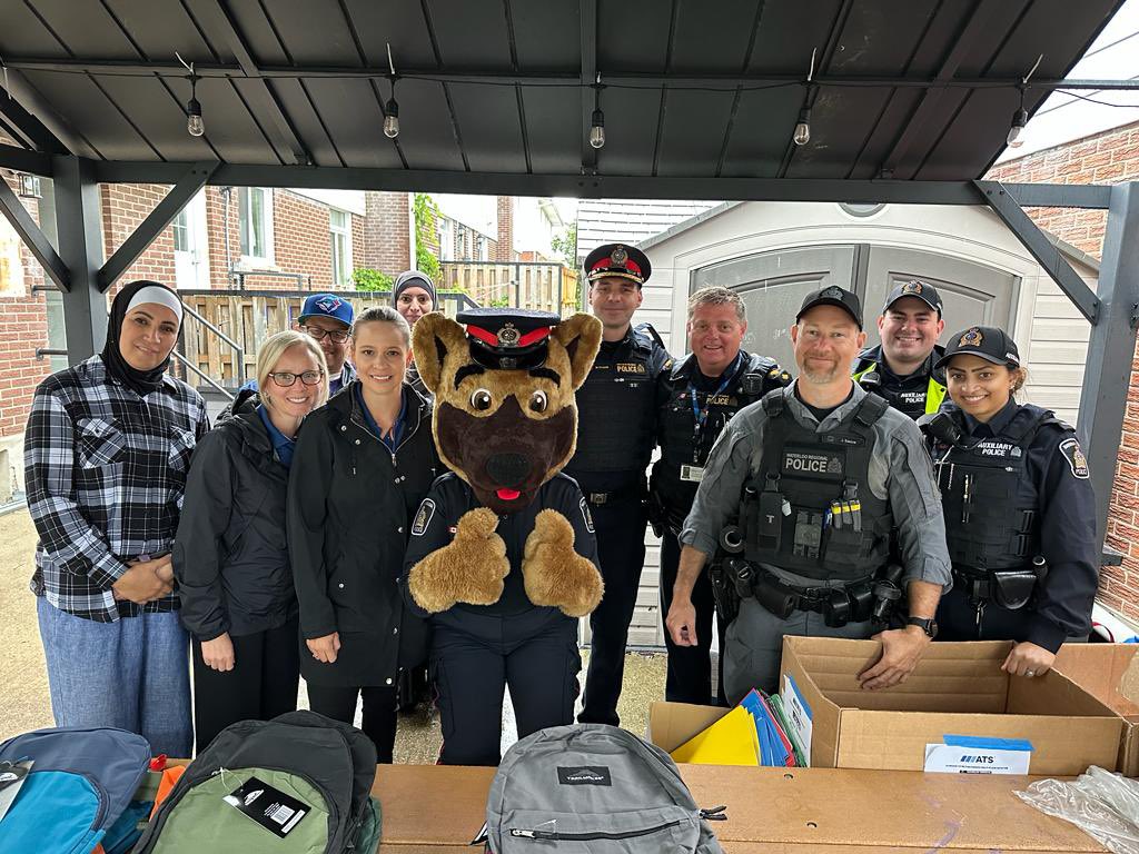 CherriGreeno's tweet image. Had the BEST time today with the BEST @WRPSToday team as we handed out donations from our #BackpackChallenge 🎒

Many smiles, hugs, and giggles were shared by little ones who - because of the generosity of @RegionWaterloo residents - are now ready for school.
#PeopleHelpingPeople