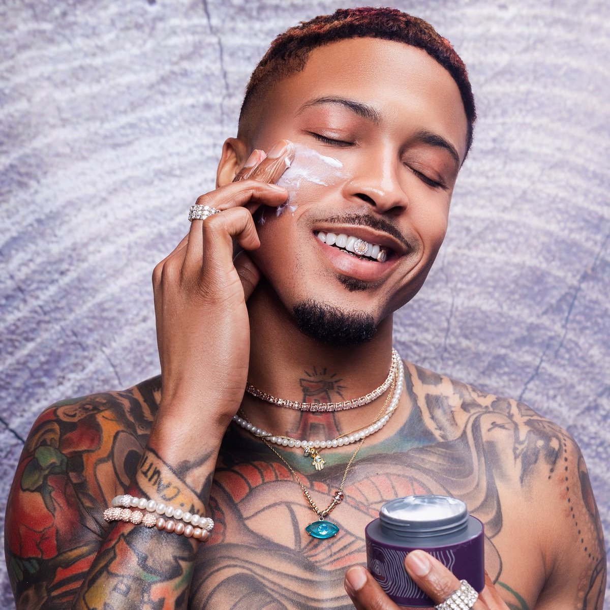 AugustAlsina's tweet photo. 🚨: The wellness site just got a slight facelift, but you won’t need to 😏w/ a quick visit &amp; browse to ( https://t.co/J6xRStuE8c ) &amp; learn more about our skin enhancing products/regimen. https://t.co/fq0JdpLEpn