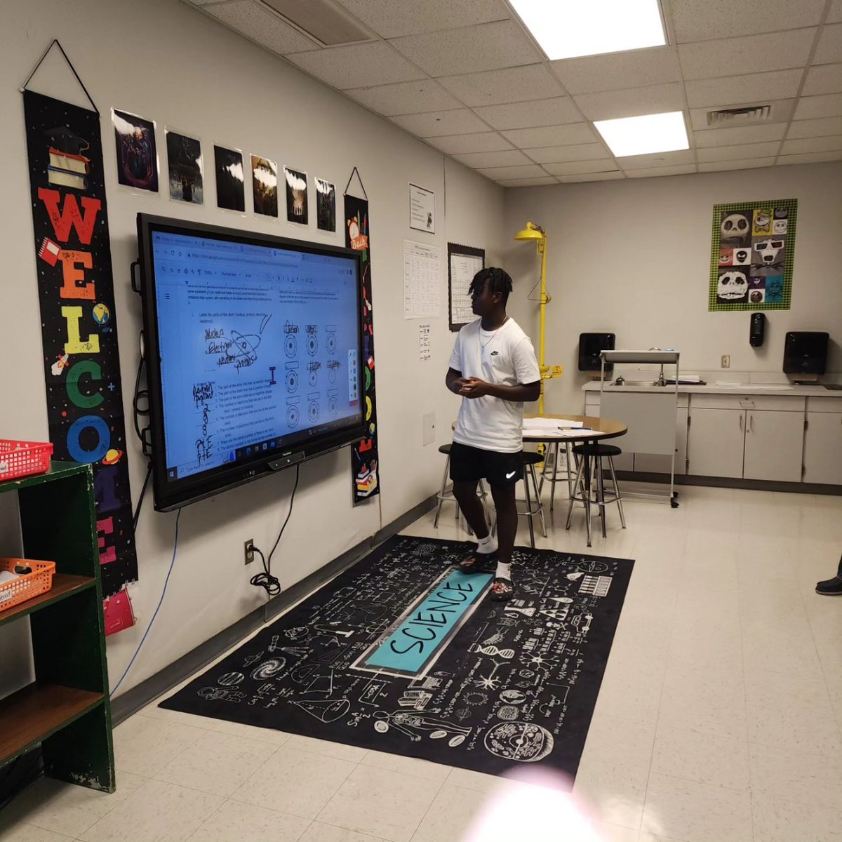 HornetBuzzMPMS's tweet photo. 8th Grade Science:

Peers teaching peers about the atomic structure and how to connect them to the correct element on the periodic table.

#ScienceMPMS #MPMS2024 #LearningIsOurSuperPowerMPMS #BuildingChampions https://t.co/sLF1Gdt2cu