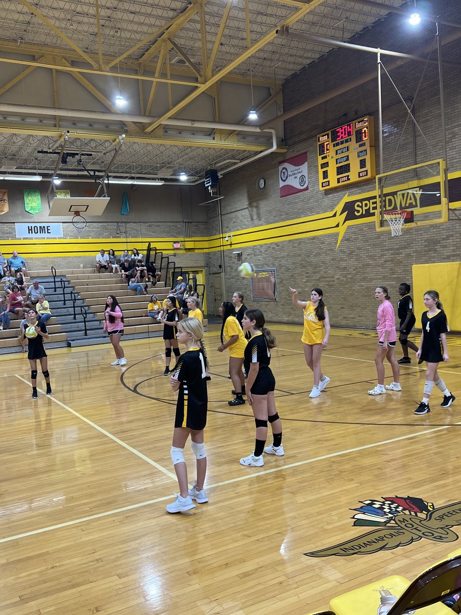 It’s always great to see the ⁦<a href="/SpeedwayVB/">Speedway Volleyball</a>⁩ girls coming back to the jr high support the 7 &amp; 8 girls#programstrong #plugs
