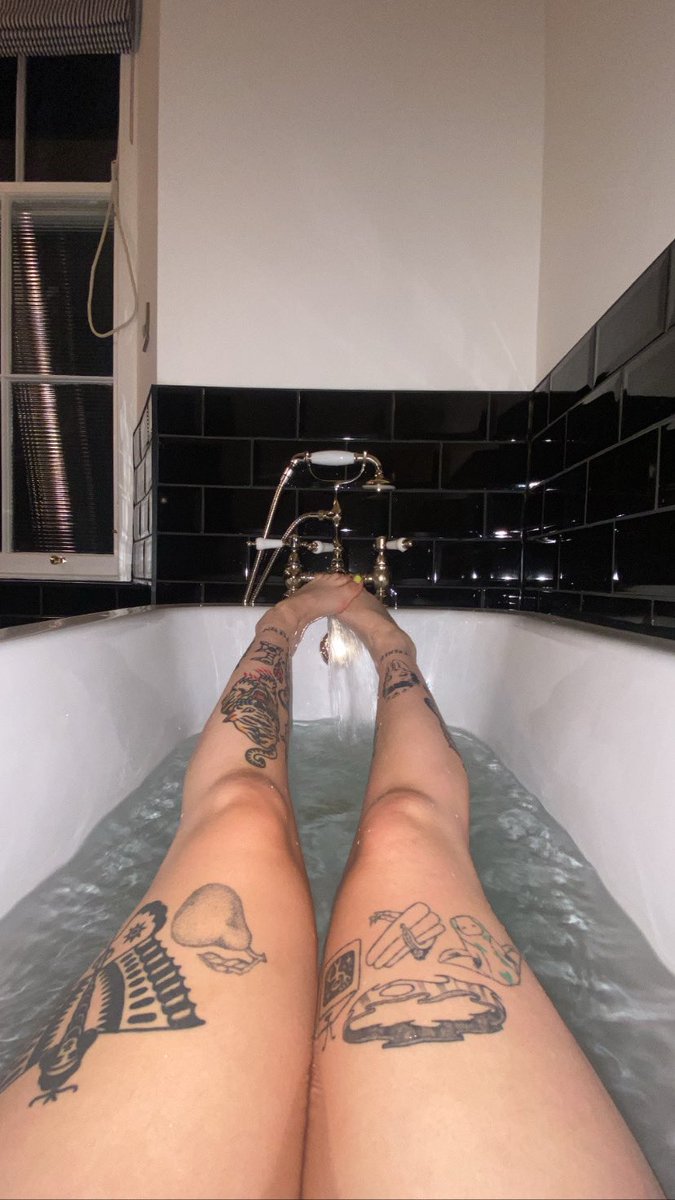 chicken__thighs's tweet photo. it’s 65° here 🤭 xoxo https://t.co/Z911xe3J91