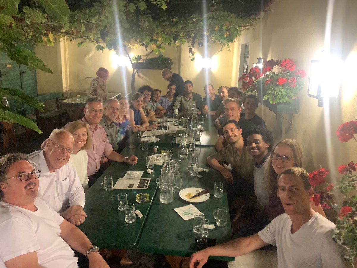 From presenting under the bright lights of the #iahrWorldCongress 🔆🎤 to dinner under the bright lights of a beautiful #Heuriger ⭐️!
No better way to celebrate all these great presentations than with a great #Viennese  dinner and #localwines!
🥂🎉