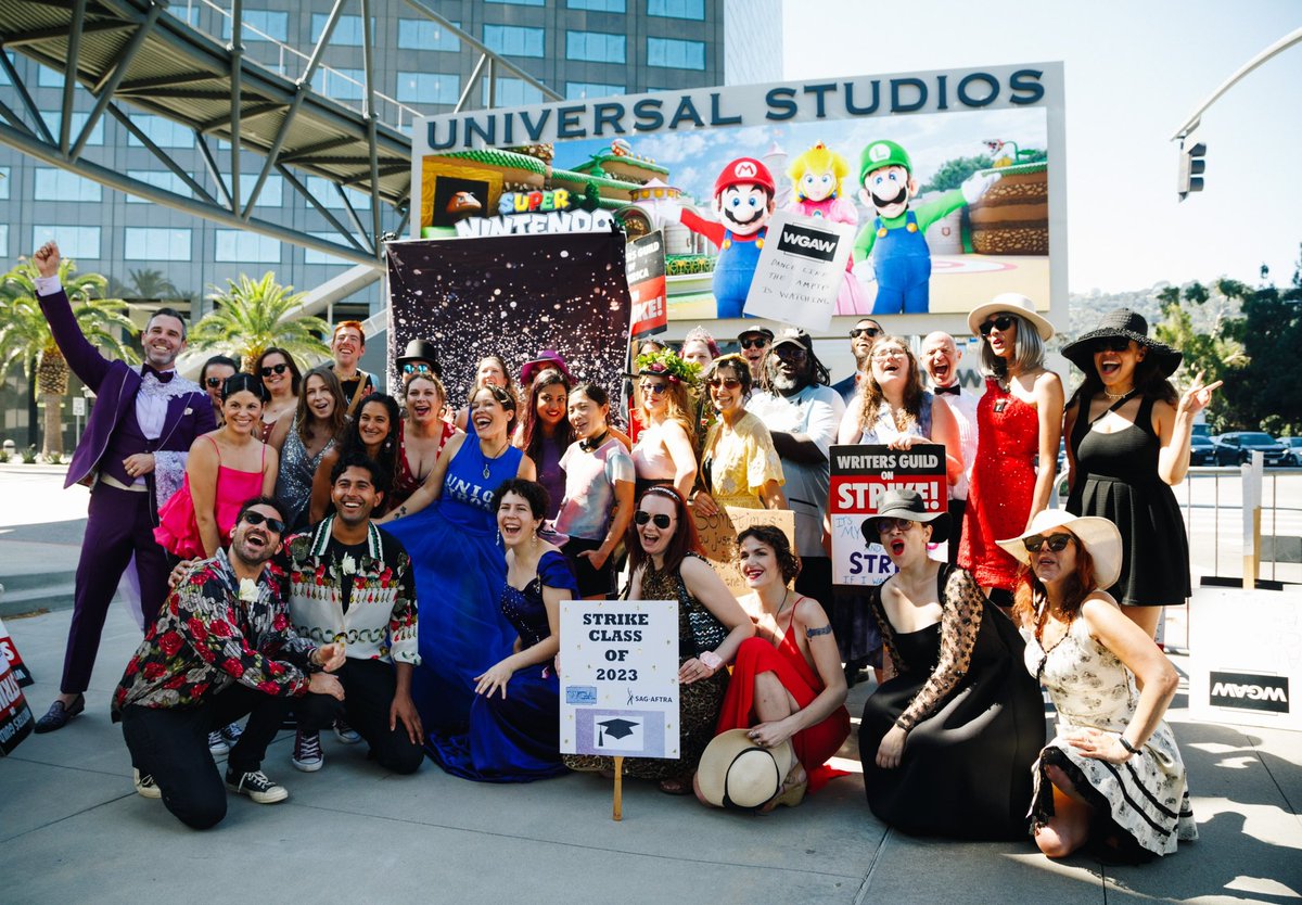 What a memorable Prom today at the @WGAWest Universal picket 💜 #wgastrong #wgastrike Photos are now up in the gallery! brittanywoodside.pixieset.com/wgastrike2023/…