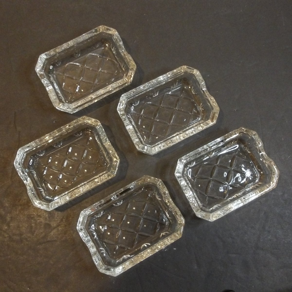 cottagebird's tweet photo. 1960s Cut Glass Individual Ashtrays #chopstickrests #ringboxes #soapdishes #trinketdishes #midcenturydecor – less than $40 for the set, with free shipping! Click now to make them yours https://t.co/GOhoqPb1EE from @cottagebird via #etsy https://t.co/j6UlHlzC41