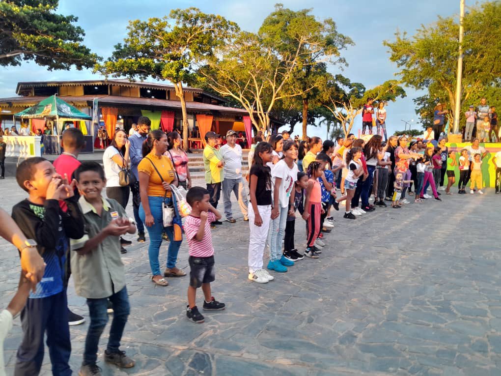 Bajo este atardecer bendito por Dios, nuestros pequeños disfrutan de las presentaciones de los frentes culturales, diversión y alegría se apodera del Mirador Angostura #ConsensoPorElBienestar