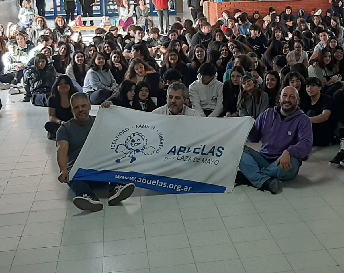 HijxsMadryn's tweet photo. hermosas jornadas colectivas, el lunes la presentación de la #RedxElDerechoIdentidad
#CostaValleChubut
@abuelasdifusion 
junto al Tano Santucho hermano  #nieto133  y  @sandoval_pedro, el martes en el acto de la Masacre de Trelew y hoy junto a estudiantes secundarios
#PuertoMadryn https://t.co/bttDwGCtvl