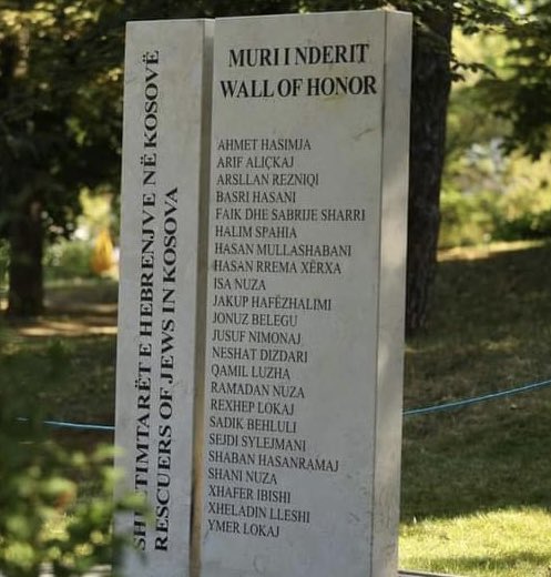AgimAlickaj's tweet photo. U PËRURUA MURI I NDERIT PËR SHPËTIMTARËT E HEBRENJVE 
Shpëtimi i popullit hebre në Trojet shqiptare gjatë Holokaustit është një pikë e ndritshme në historinë njerëzore.
Jam krenar për faktin që babai im Arif Aliçkaj mori pjesë në shpëtimin e hebrenjve me Arsllan Rezniqin. https://t.co/wH4v2CVutq