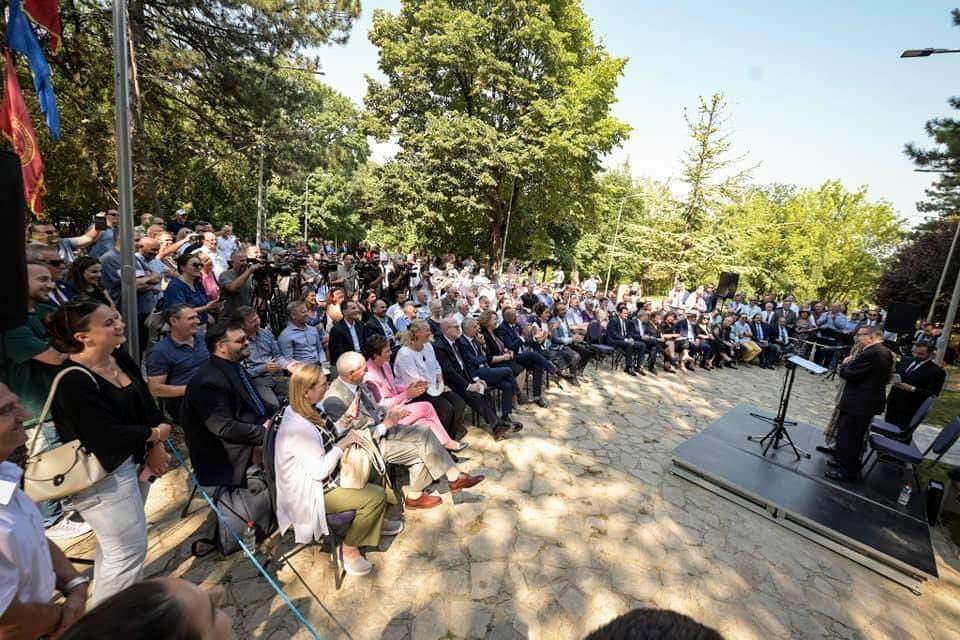 AgimAlickaj's tweet photo. U PËRURUA MURI I NDERIT PËR SHPËTIMTARËT E HEBRENJVE 
Shpëtimi i popullit hebre në Trojet shqiptare gjatë Holokaustit është një pikë e ndritshme në historinë njerëzore.
Jam krenar për faktin që babai im Arif Aliçkaj mori pjesë në shpëtimin e hebrenjve me Arsllan Rezniqin. https://t.co/wH4v2CVutq