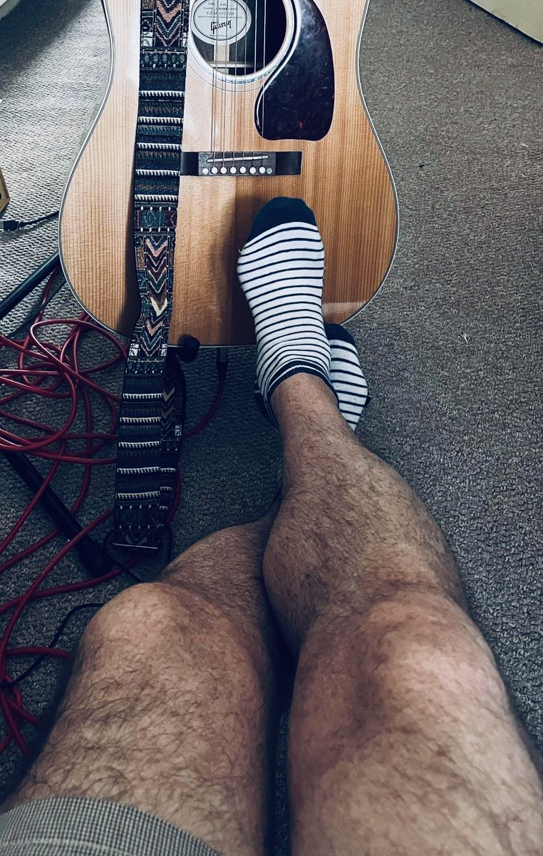 Same gams (Legs 😂) same Gibson Acoustic same socks 😁 different floor , different lights 👉🥃  cheers #CreativeMood #rocklives #rockyourstyle 🫶 eat one 👉🍊 every day 🫶