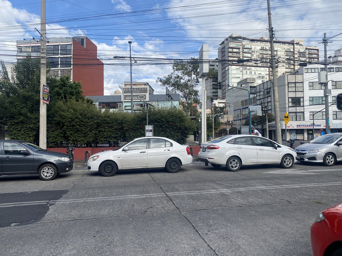 Es la 4a vez que reporto lo mismo y nunca los quitan. <a href="/UCS_GCDMX/">Unidad de Contacto del Secretario SSC CDMX</a> <a href="/SSC_CDMX/">SSC CDMX</a> <a href="/STaboadaMx/">Santiago Taboada</a> <a href="/BJAlcaldia/">Alcaldía de Benito Juárez</a> hasta cuando se va a seguir permitiendo que sigan bloqueando la calle y el acceso a la <a href="/ecobici/">ECOBICI CDMX</a> el valet d la cervecería del barrio - universidad? Pitágoras esq Pilares… 17:17 hrs