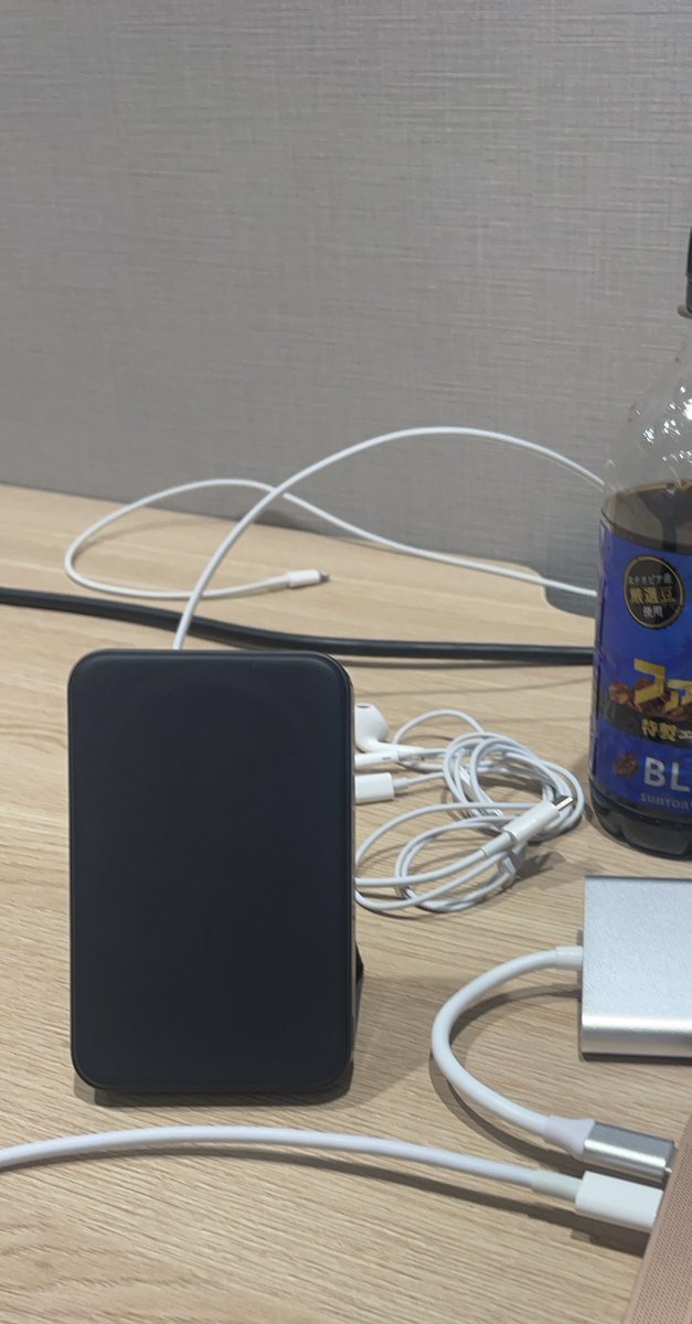 eigyo_yoshida's tweet photo. おはようございます！

友人から誕生日でもらったモバイルバッテリーが優秀すぎる、、、

コードレスでどこでも立てることができて、かつ充電もできる

フリーアドレスなのでめちゃくちゃ助かりますね！ https://t.co/JXDa5D7RS7