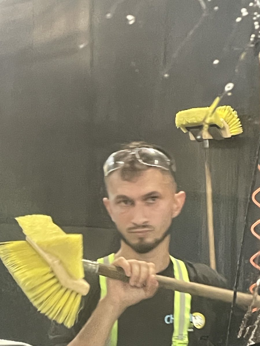 victorl129's tweet photo. ⁦@cheetahclean⁩ GIVE THIS MAN A RAISE!!! I have NEVER had anyone give the effort to clean my truck.. https://t.co/VbBj7YVKsS