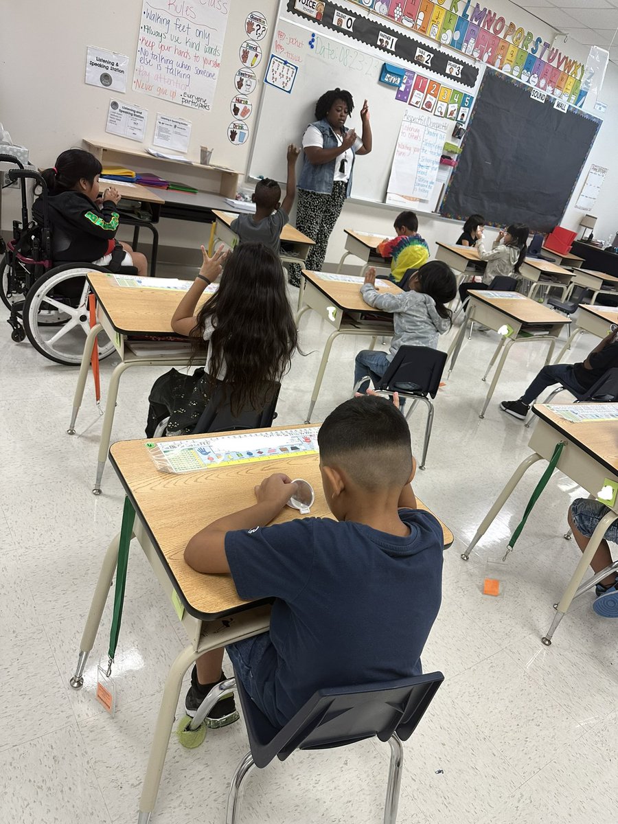 Ms. Pierce at <a href="/SES_Eagles/">Shorehaven ES</a> amping up her Skills lesson today with mirrors! She led the students in using the mirrors to identify and count the sounds they heard in words 👏 <a href="/GISDTLD/">Teaching & Learning Development</a> @GISDLiteracy #phonologicalawareness
